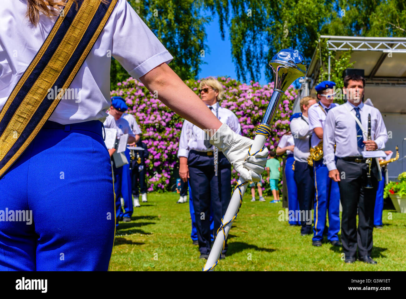 Ronneby, Suède - 6 juin 2016 : la fête nationale suédoise en parc public. L'orchestre de l'école vu de derrière la f Banque D'Images