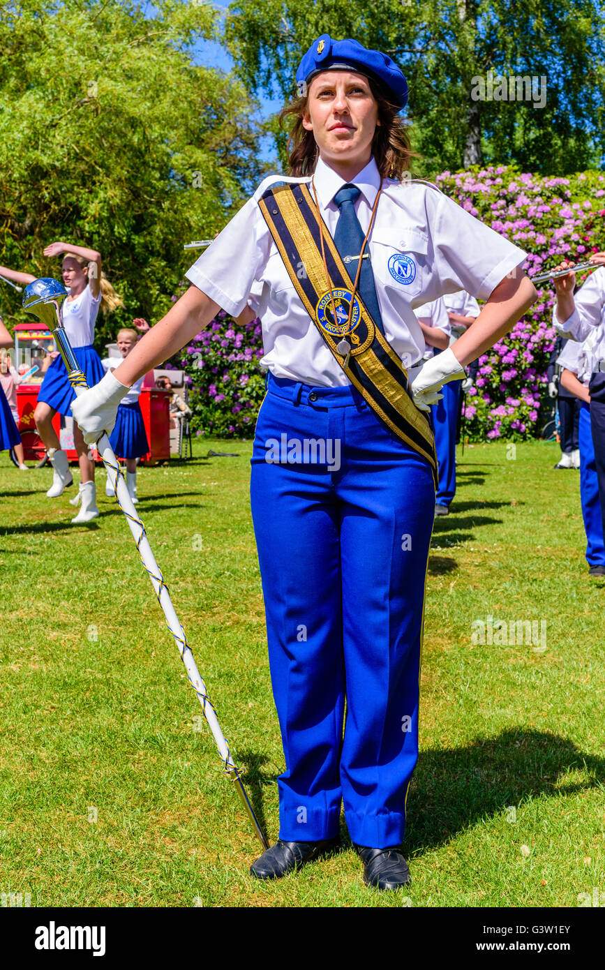 Ronneby, Suède - 6 juin 2016 : la fête nationale suédoise en parc public. Le tambour-major de sexe féminin dans l'école de Ronneby orc Banque D'Images