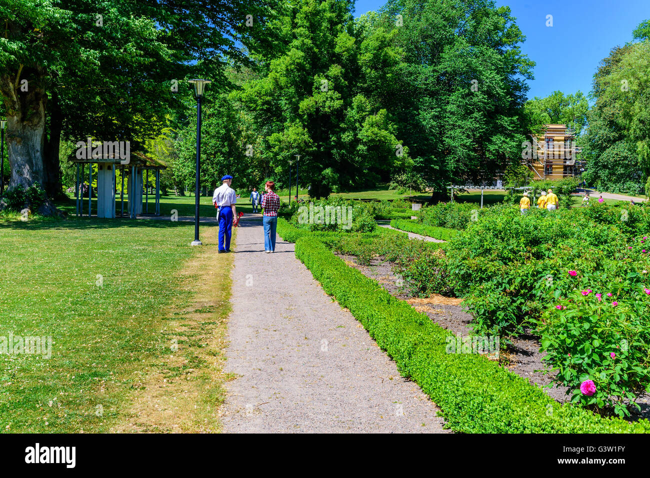 Ronneby, Suède - 6 juin 2016 : la fête nationale suédoise en parc public. Frère et sœur marche à travers le parc Banque D'Images