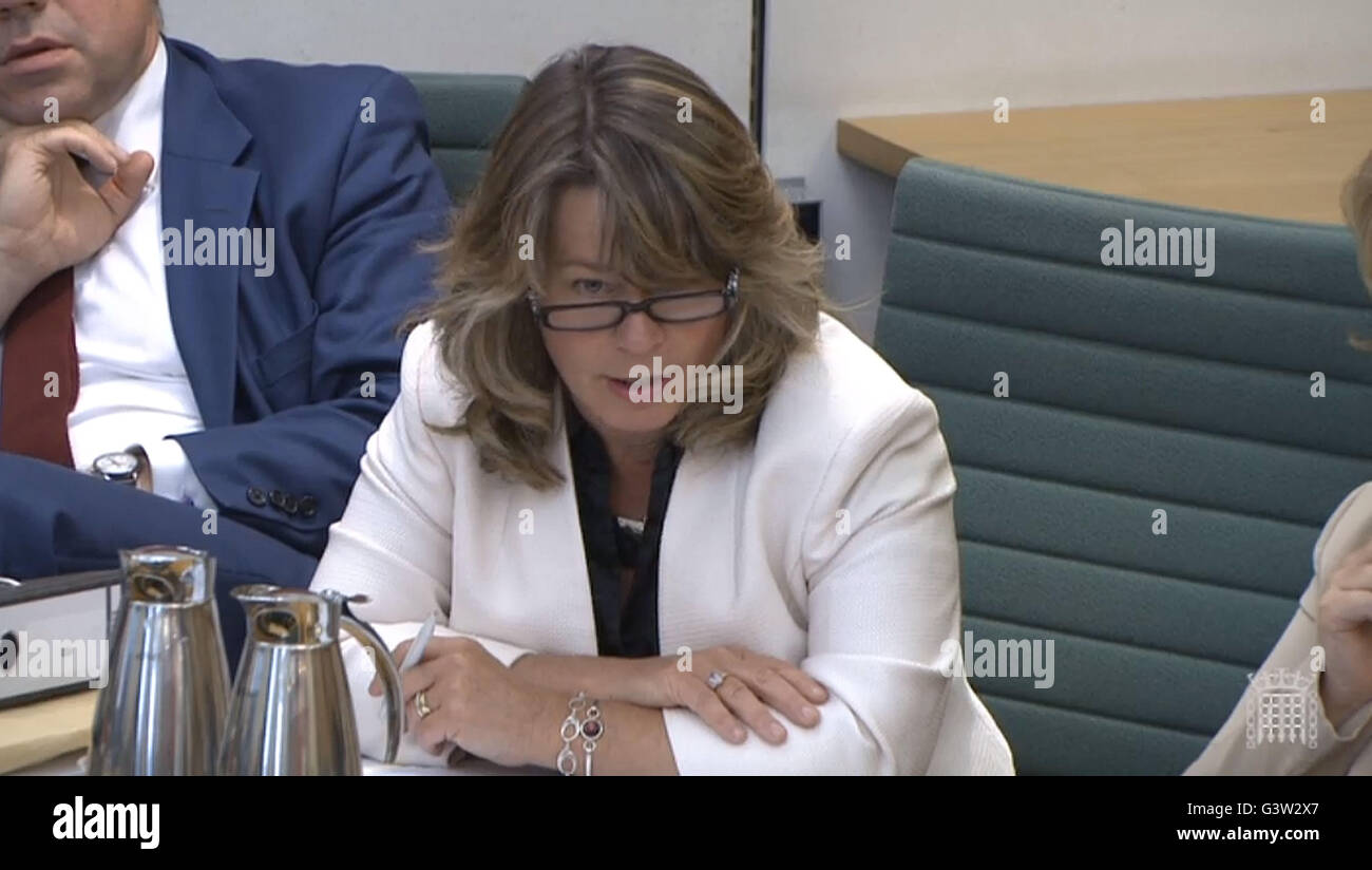 MP Michelle Thomson pose une question à Sir Philip Green comme il fait preuve à l'entreprise, l'innovation et les compétences et le travail du Comité des pensions et à Portcullis House, Londres, sur l'effondrement de BHS. Banque D'Images