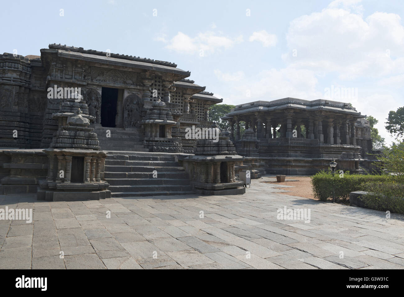 Avis de Nandi Mandapa et Temple Hoysaleshwara, Halebid, Karnataka, Inde. Vue depuis le sud-ouest. Banque D'Images