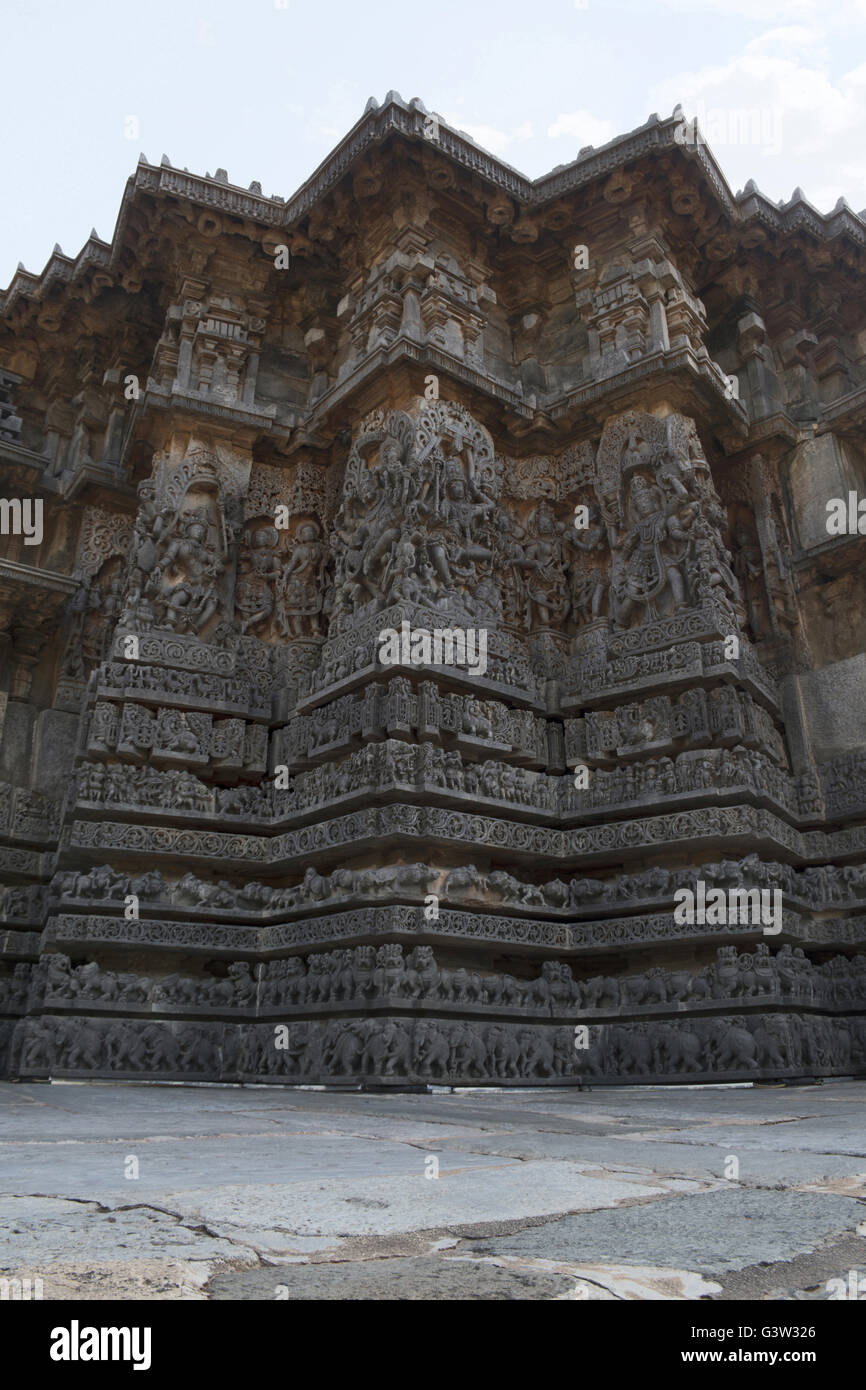 Afficher sous forme de culte stellaire de mur extérieur au temple hoysaleshwara, halebidu, Karnataka, Inde. vue depuis le sud-ouest. Banque D'Images