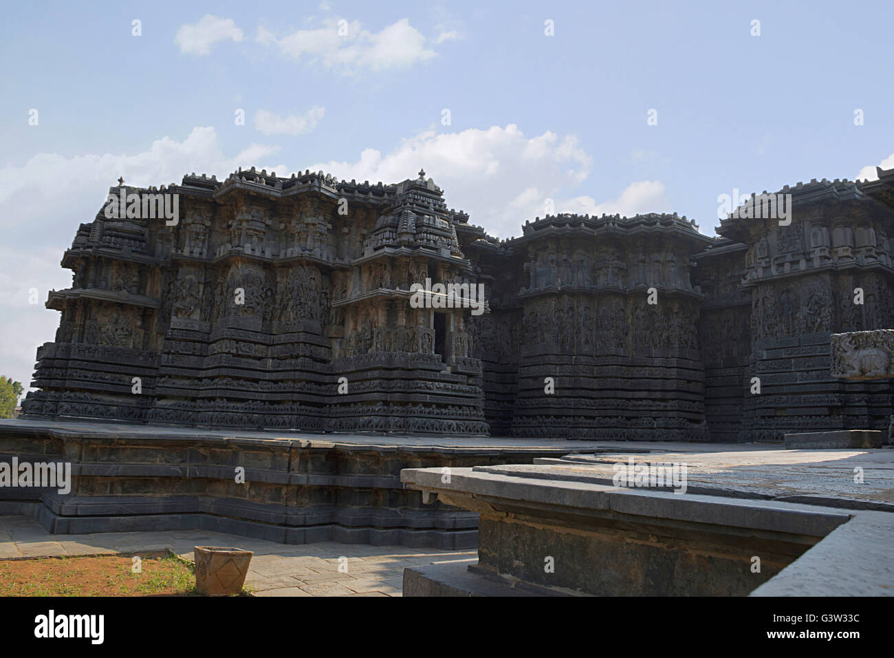 Façade et panneau mural orné, secours, halebidu temple hoysaleshwara, Karnataka, Inde. vue depuis le sud-ouest. Banque D'Images