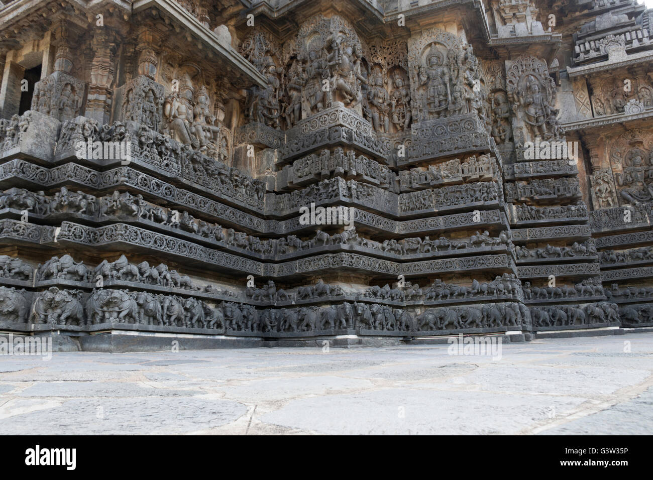 Panneau mural très orné, secours, halebidu temple hoysaleshwara, Karnataka, Inde. vue depuis le sud-ouest. Banque D'Images