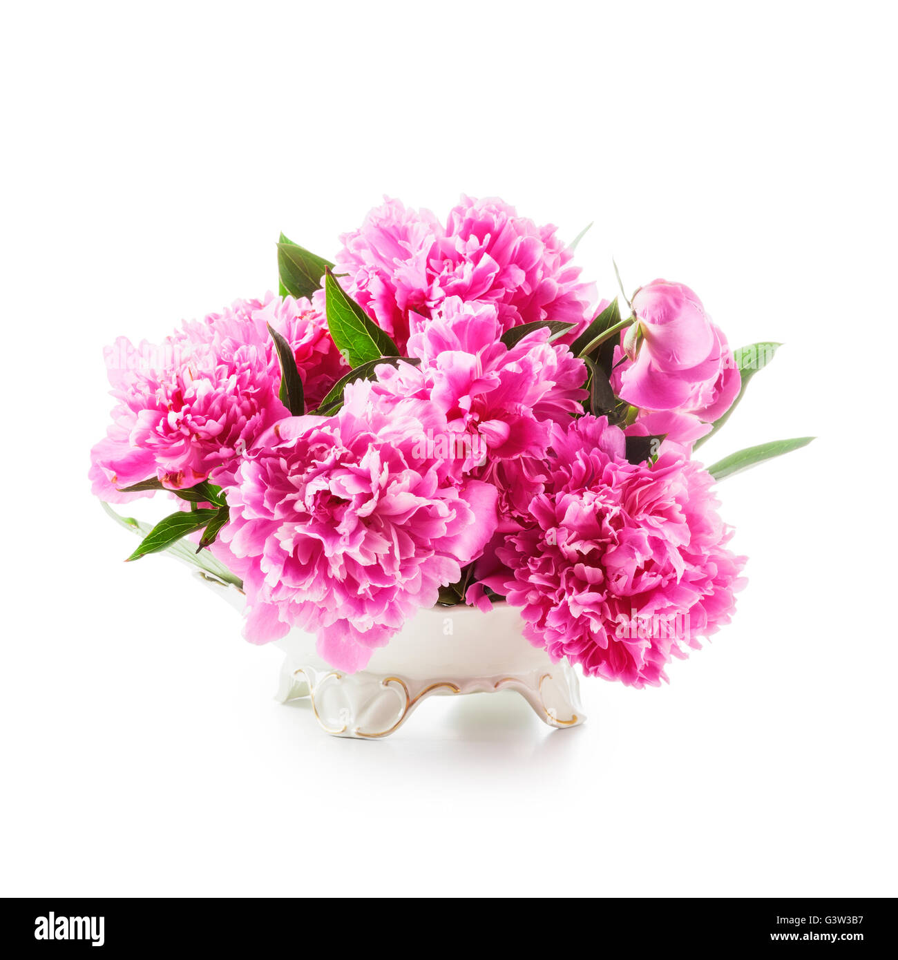 Fleurs de pivoine. Bouquet de pivoines Rose romantique en rétro vase isolé sur fond blanc chemin de détourage inclus Banque D'Images