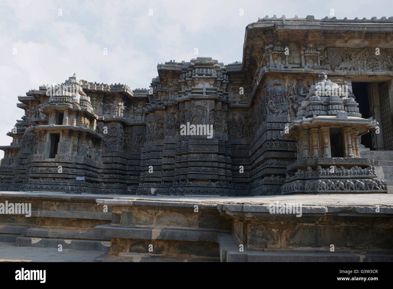 Façade et panneau mural orné, secours, halebidu temple hoysaleshwara, Karnataka, Inde. vue depuis le nord. Banque D'Images