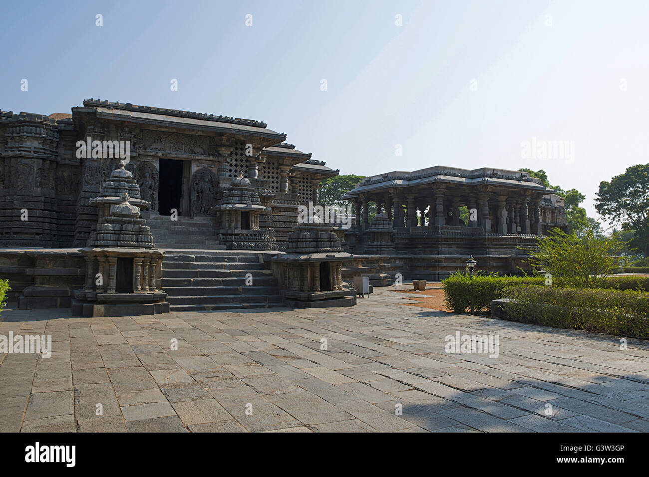 Vue de l'entrée sud et Nandi Mandapa, Temple Hoysaleshwara, Halebid, Karnataka, Inde. Vue depuis le sud-ouest. Banque D'Images
