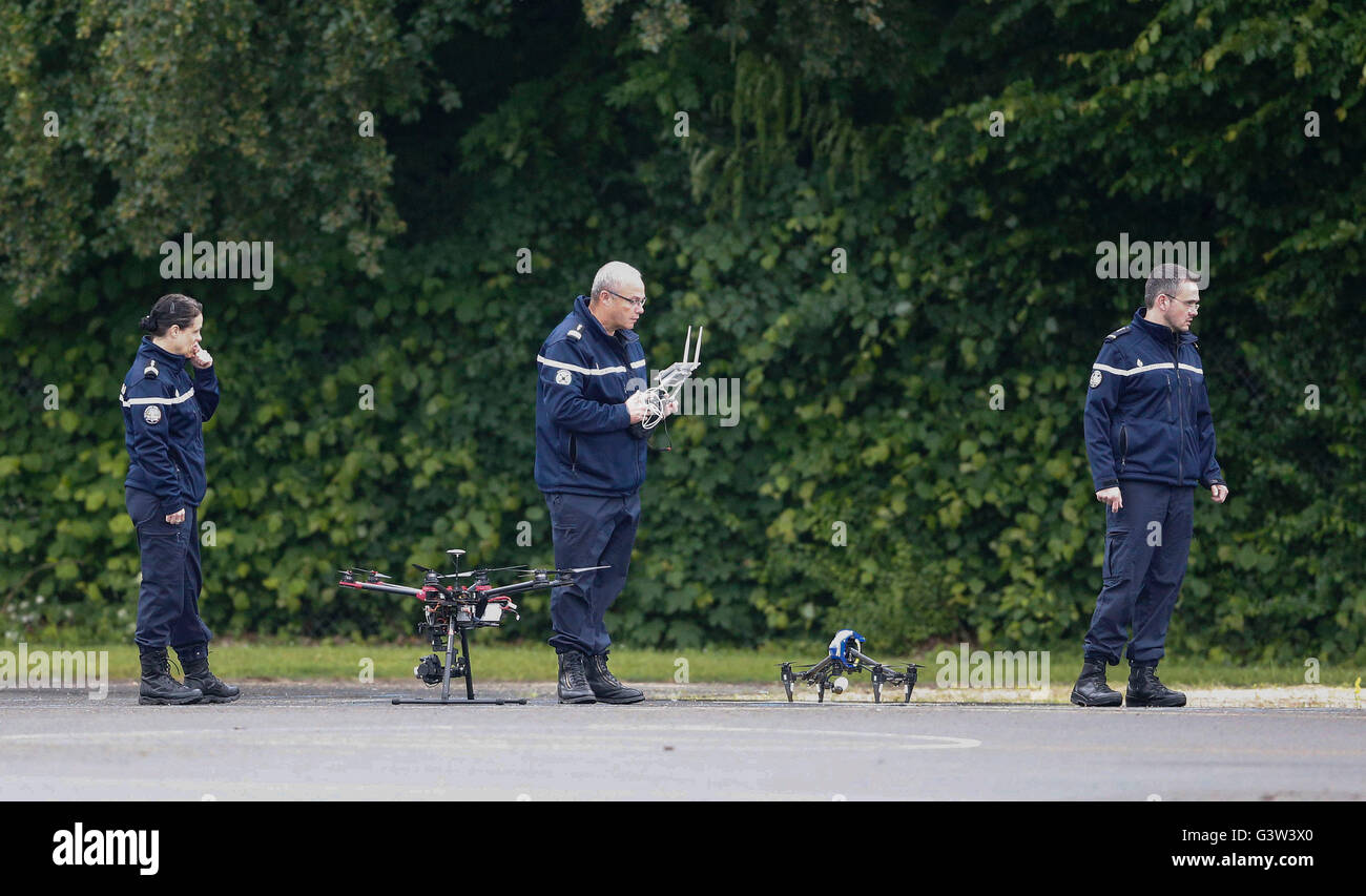 La gendarmerie nationale préparer des drones au cours d'une séance de formation à Stade de Bourgognes, Chantilly. Banque D'Images