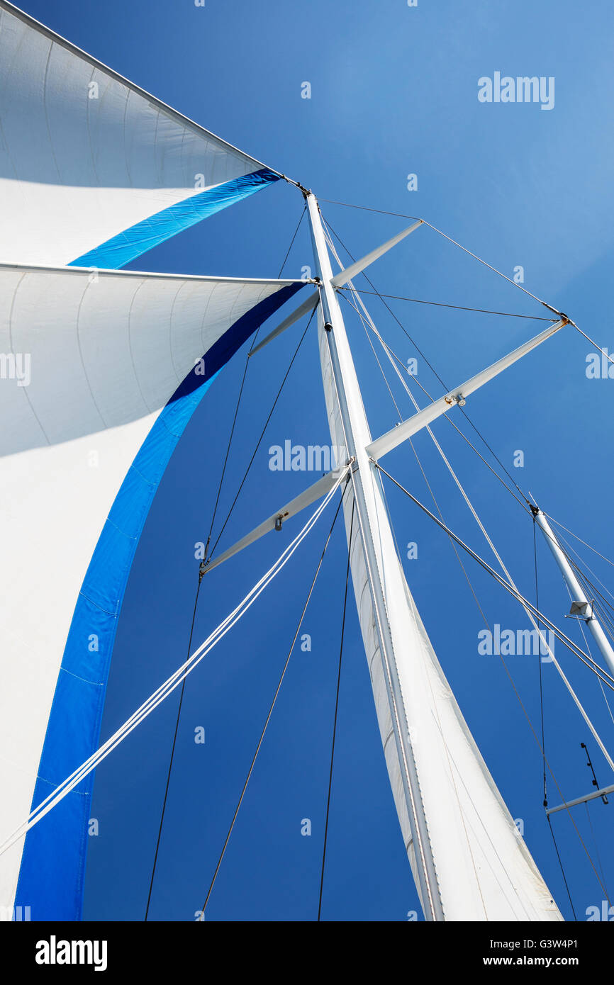 Ouvrir la navigation avec des voiles d'un voilier mât sur un ciel bleu Banque D'Images