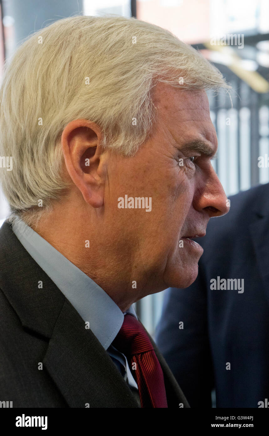 Shadow Chancellor John McDonnell au travail restent en Europe événement de campagne avec l'appui du cabinet fantôme le NHS à TUC L'AC. Banque D'Images