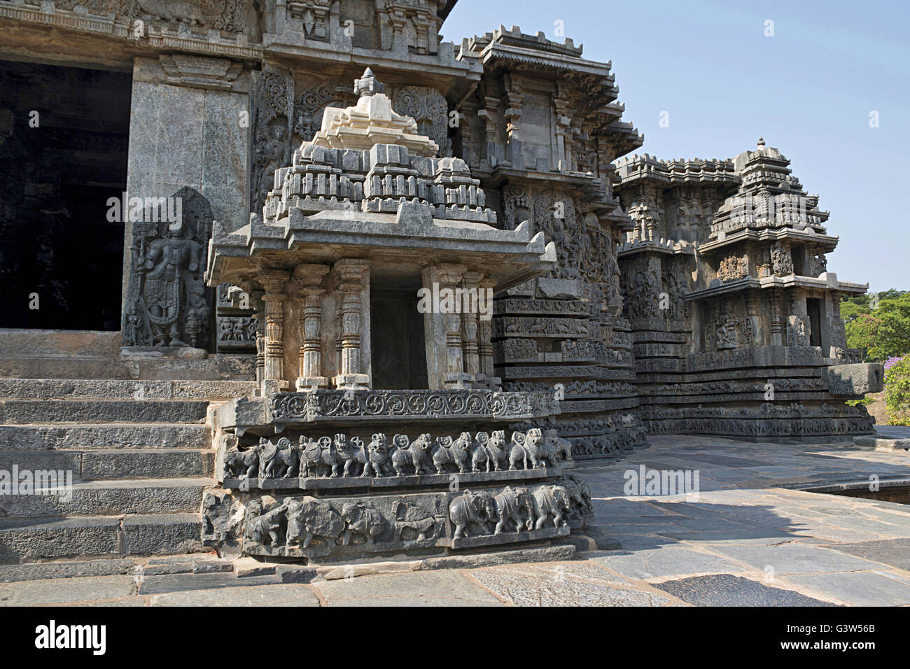 Tours et murs à l'entrée nord de Hoysaleshvara, Temple Halebid, Karnataka, Inde, vue du Nord. Banque D'Images