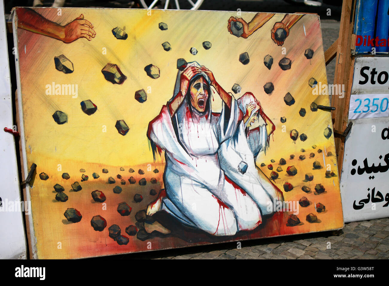 - Protestplakat Steinigung Szenen einer gegen die iranische geographie, Berlin-Mitte. Banque D'Images