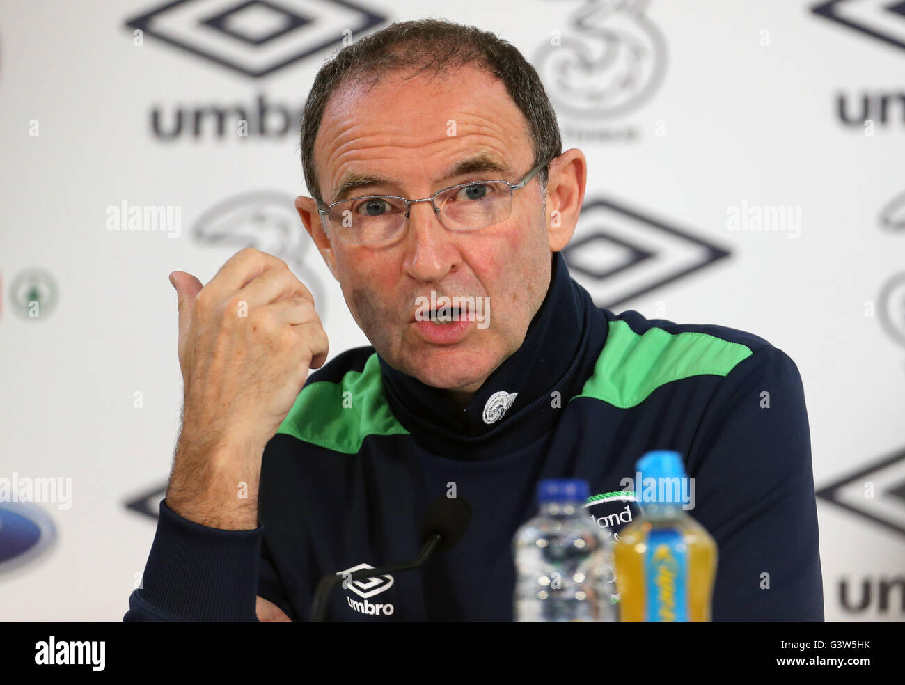 République d'Irlande manager Martin O'Neill parle aux médias lors d'une conférence de presse au stade de Montbauron, Versailles. ASSOCIATION DE PRESSE Photo. Photo date : mercredi 15 juin 2016. Voir l'ACTIVITÉ DE SOCCER Histoire République. Crédit photo doit se lire : Chris Radburn/PA Wire. RESTRICTIONS : Utiliser l'objet de restrictions. Usage éditorial uniquement. Les ventes de livres et de magazines autorisée s'est pas uniquement consacré à chaque joueur/équipe/match. Pas d'utilisation commerciale. Appelez le  +44 (0)1158 447447 pour de plus amples informations. Banque D'Images