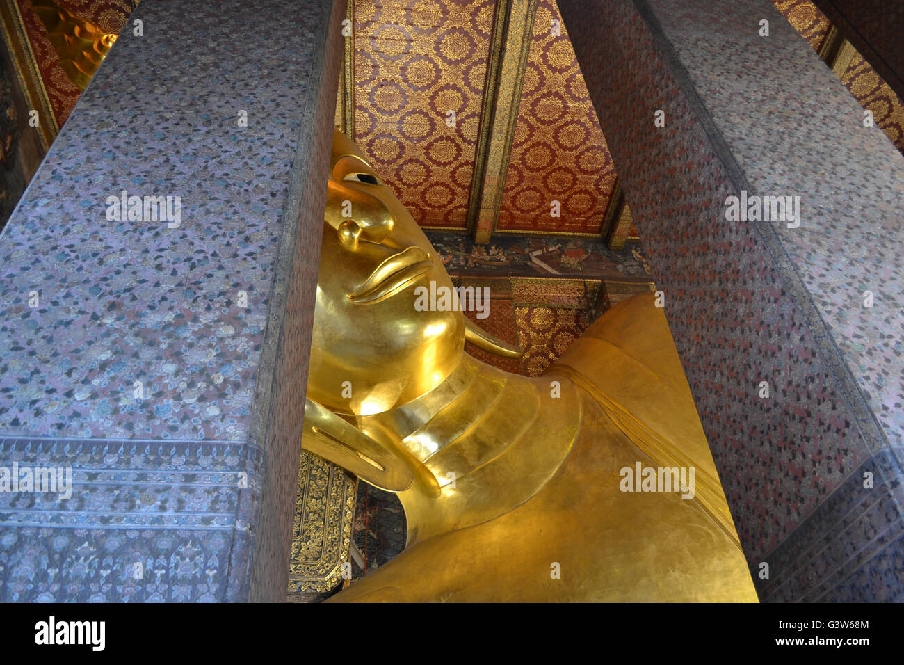 Statue géante Bouddha couché du Wat Pho à Bangkok, Thaïlande Banque D'Images