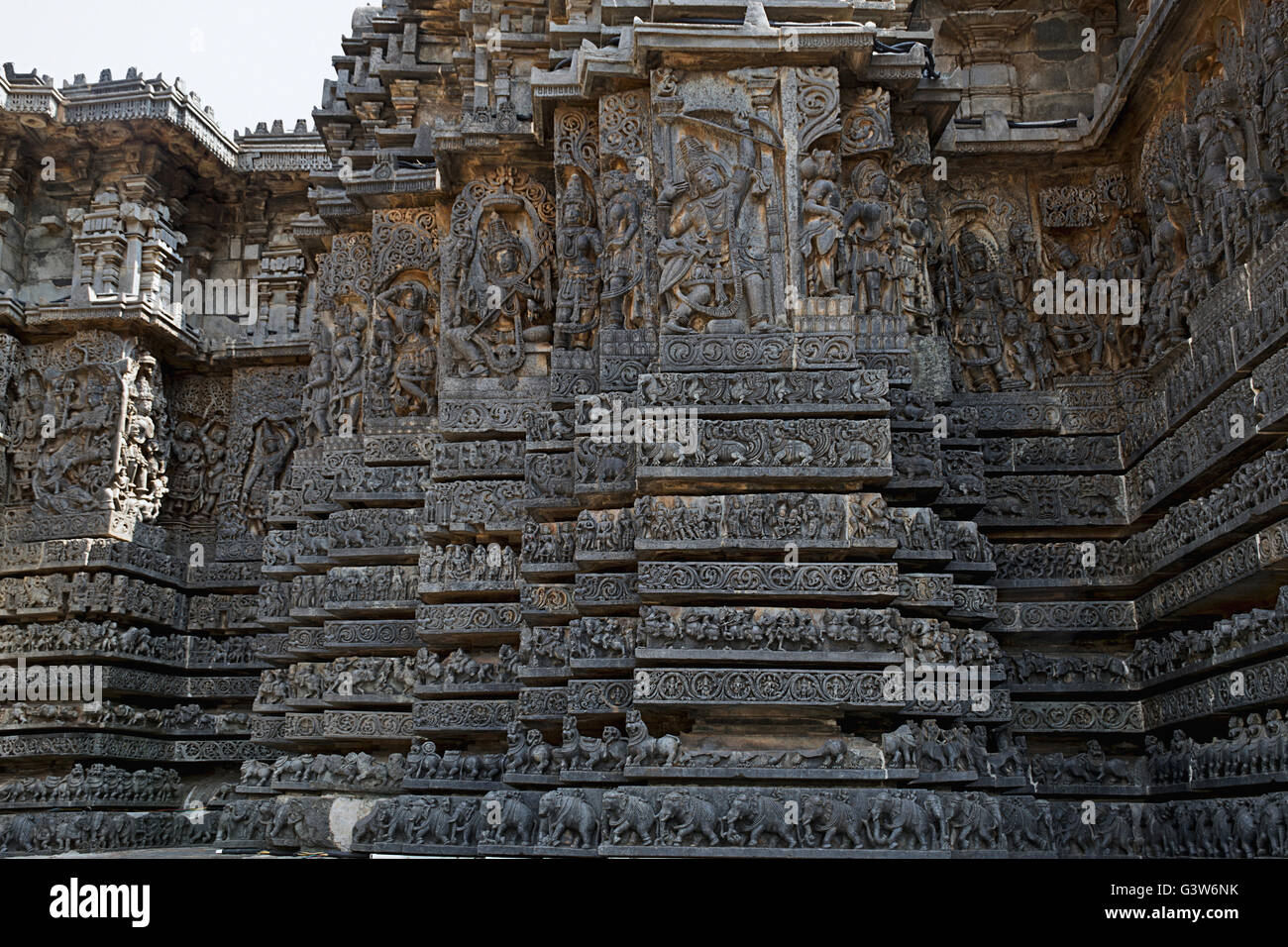 Façade et panneau de mur décoré de secours du côté ouest, temple hoysaleshwara, halebidu, Karnataka, Inde. vue depuis le sud. Banque D'Images