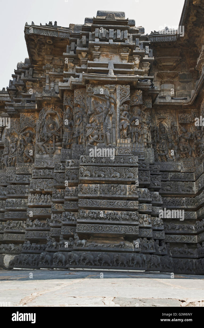 Façade et panneau de mur décoré de secours du côté ouest, temple hoysaleshwara, halebidu, Karnataka, Inde. vue depuis le sud. Banque D'Images
