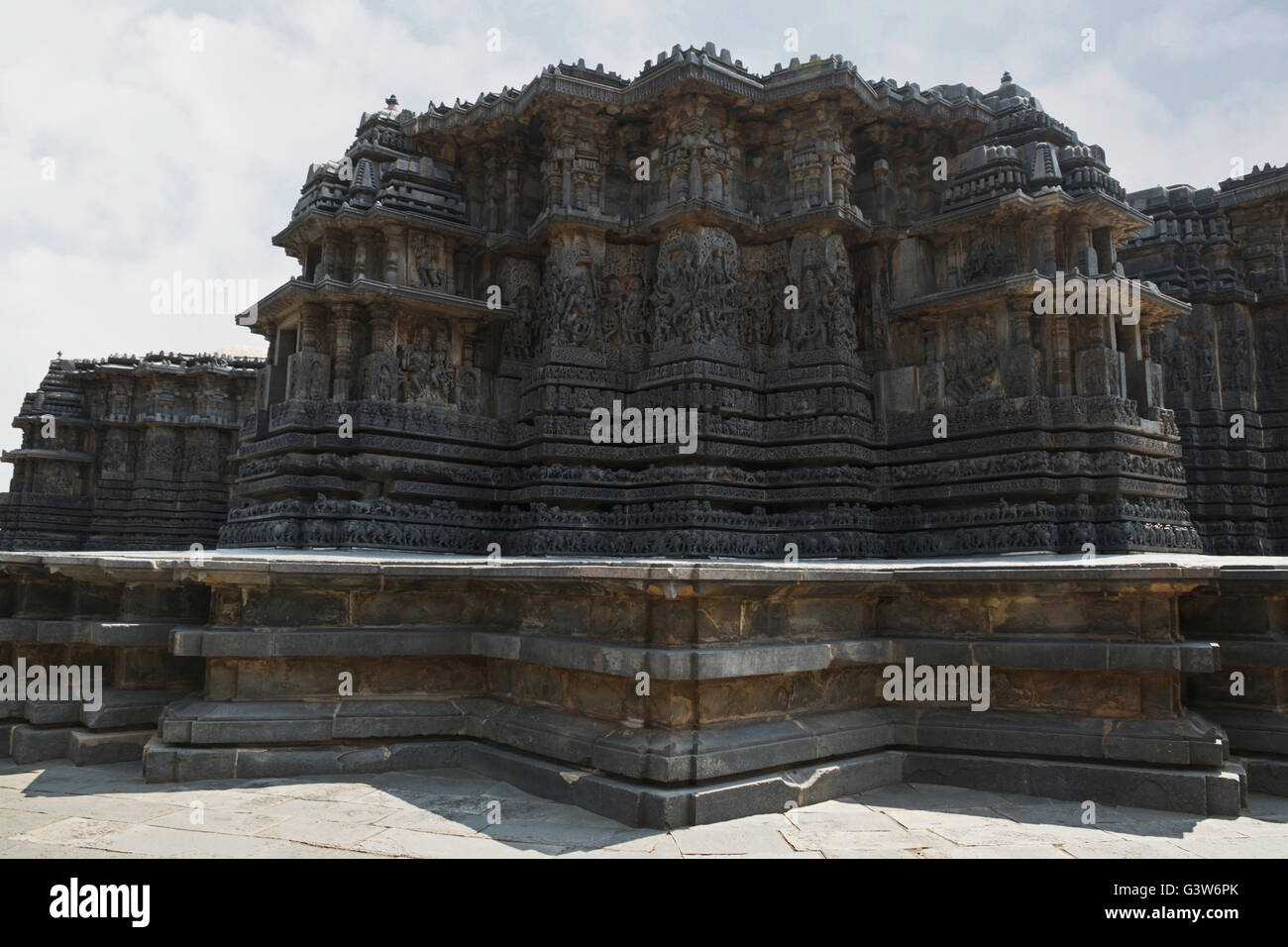 Afficher sous forme de culte stellaire de mur extérieur au temple hoysaleshwara, halebid, Karnataka, Inde. vue depuis le sud-ouest. Banque D'Images