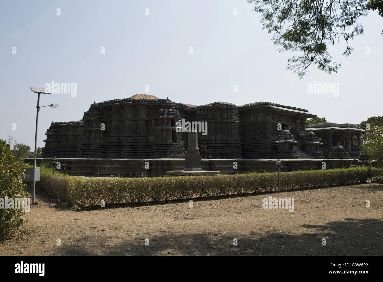 Complexe du temple hoysaleshwara, halebid, Karnataka, Inde. vue depuis le sud-ouest. garuda pilier est également considérée. Banque D'Images