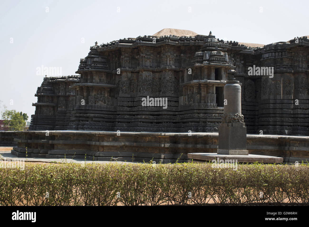 Complexe du temple hoysaleshwara, halebid, Karnataka, Inde. vue depuis le sud-ouest. garuda pilier est également considérée. Banque D'Images