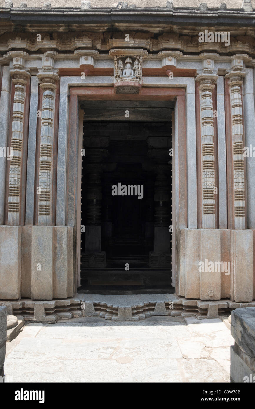 À l'entrée, doorjambs parshvanatha basadi, basadi, basadi halli, Karnataka, Inde. Banque D'Images