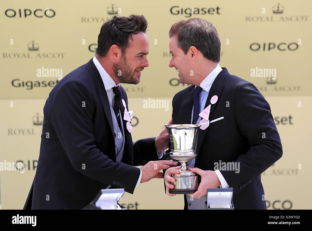 Anthony McPartlin (à gauche) et Declan Donnelly présente le trophée de l'Jersey Stakes au cours de la deuxième journée du Royal Ascot, 2016 à Ascot Racecourse. Banque D'Images