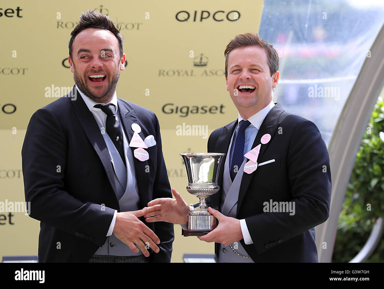 Anthony McPartlin (à gauche) et Declan Donnelly présente le trophée de l'Jersey Stakes au cours de la deuxième journée du Royal Ascot, 2016 à Ascot Racecourse. Banque D'Images