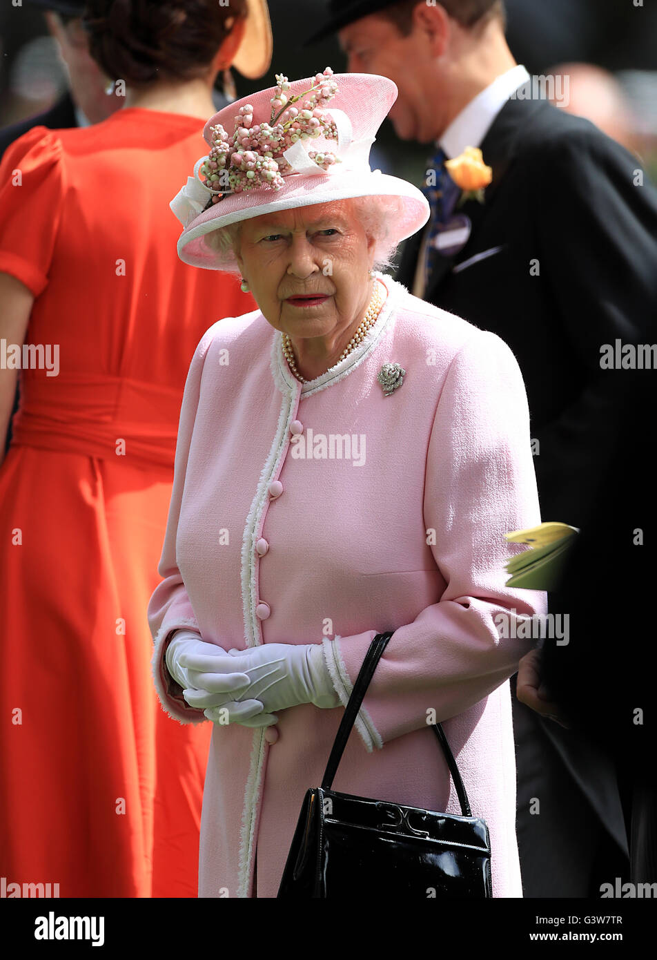 La reine Elizabeth II lors de la deuxième journée du Royal Ascot, 2016 à Ascot Racecourse. Banque D'Images