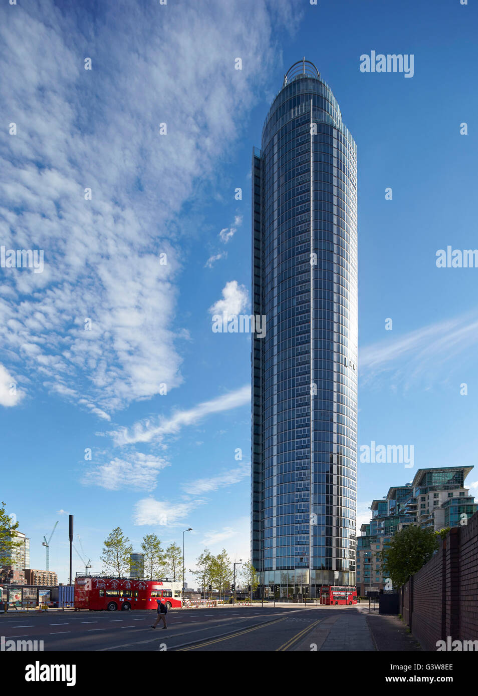 Le long de la rue en direction du haut-lieu et contexte. St George Wharf Tower, London, Royaume-Uni. Architecte : Broadway Malyan Limited, 2014. Banque D'Images
