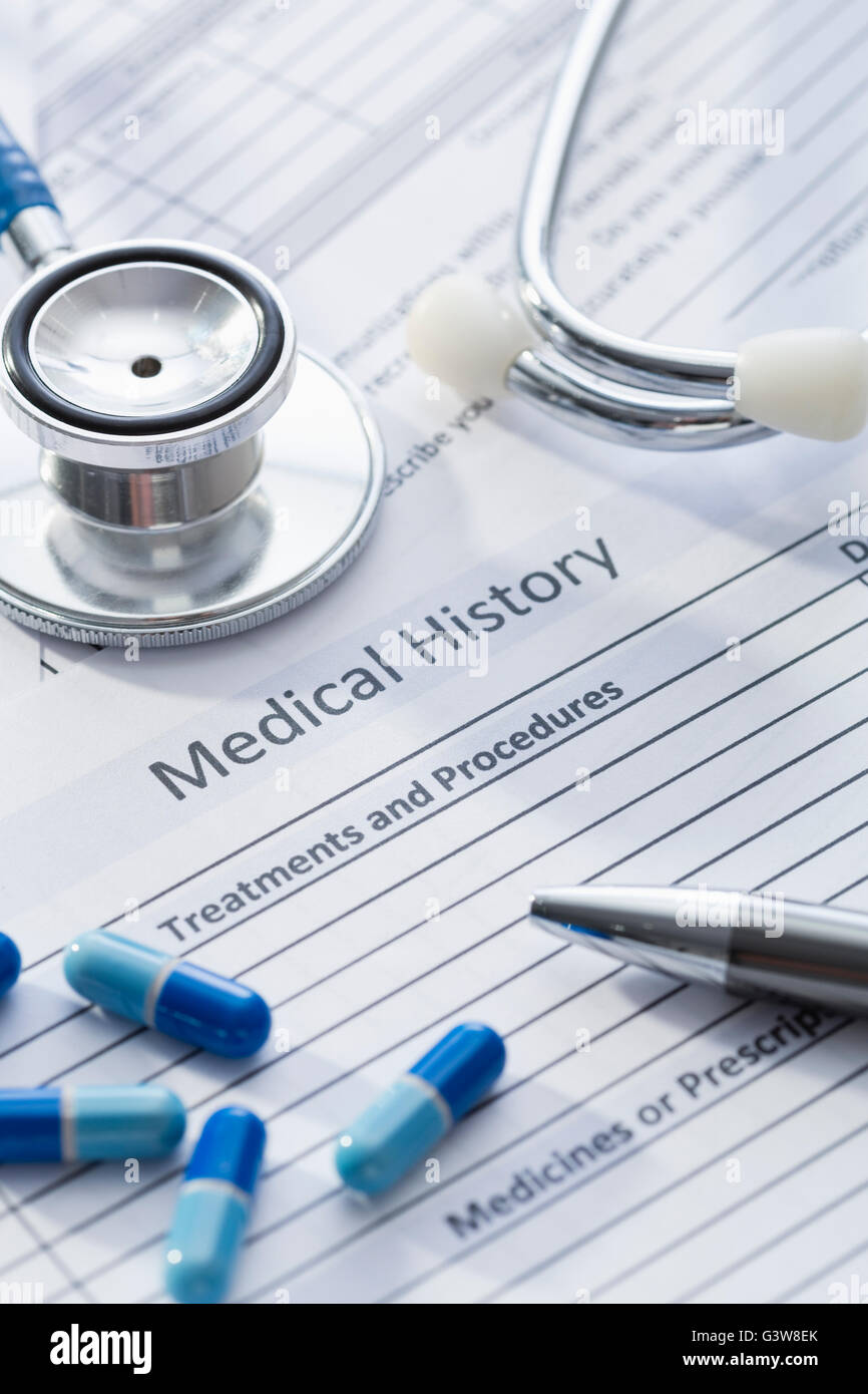 Stéthoscope, pilules et stylo sur medical record Banque D'Images Stéthoscope, pilules et stylo sur medical record Banque D'Images