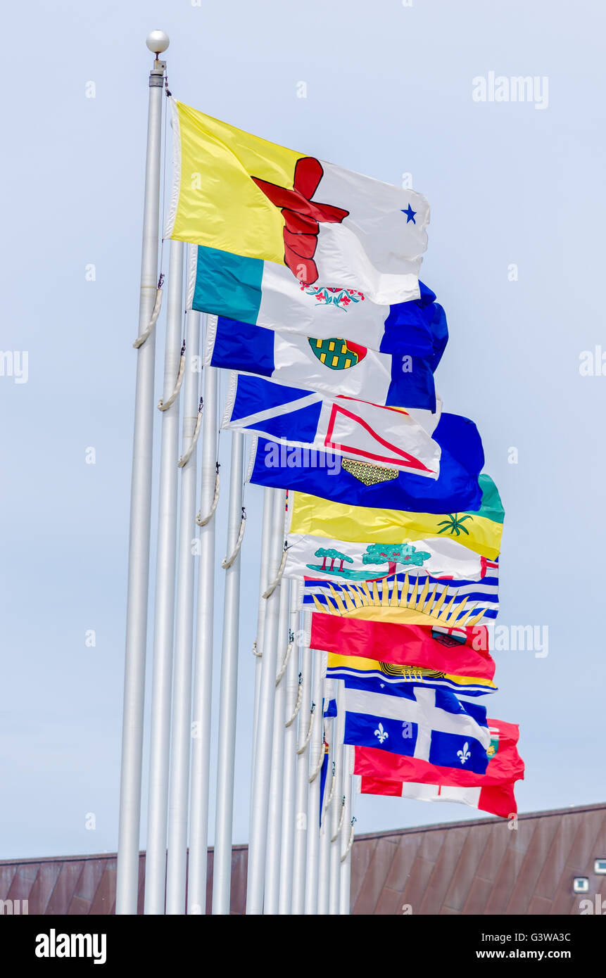 Photo du drapeau canadien avec les drapeaux des 10 provinces canadiennes et les 3 territoires canadiens, à Ottawa, Canada Banque D'Images