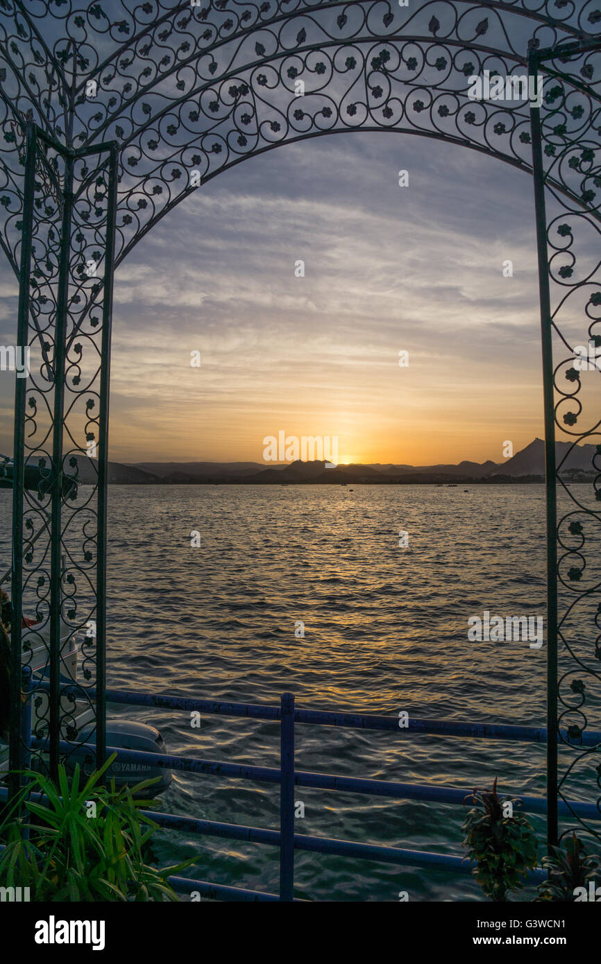 Vue sur le coucher du soleil par une porte à travers le lac. Banque D'Images