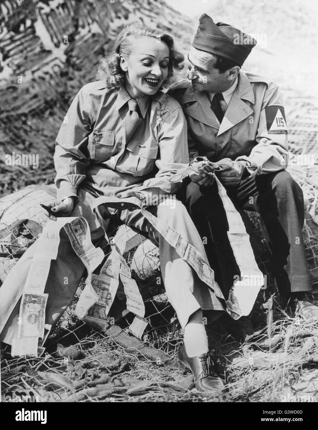 Lors d'une cinquième station de radio mobile de l'armée en Italie, où elles ont permis de divertir les troupes, glamour Marlene Dietrich et auteur-compositeur Irving Berlin comparer snorter court factures. Banque D'Images