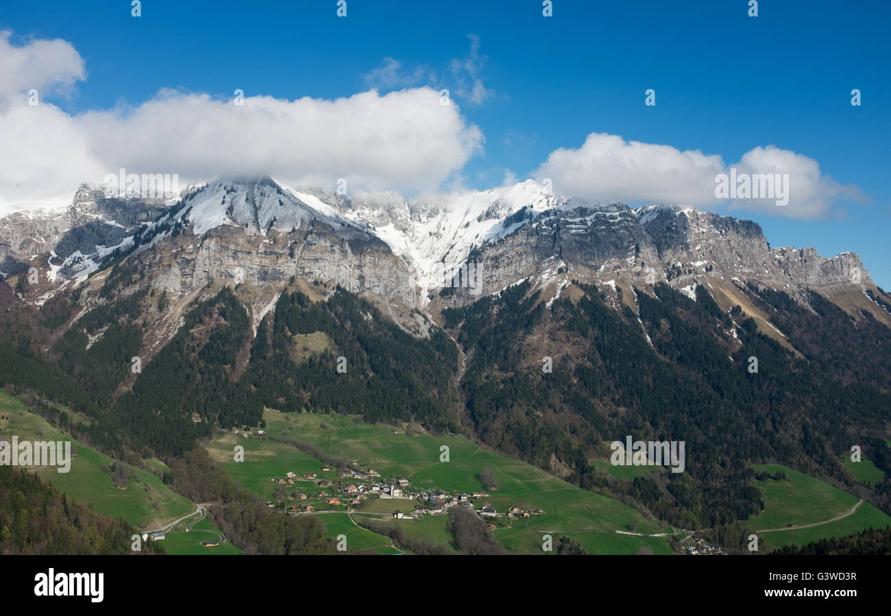 La Tournette Préalpes de Savoie sur le village de Montmin, près d'Annecy, Département de l'Auvergne-Rhône-Alpes, France Banque D'Images