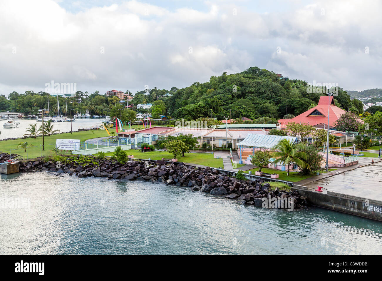 Port de croisière repas sur St Lucia avec commerces Banque D'Images