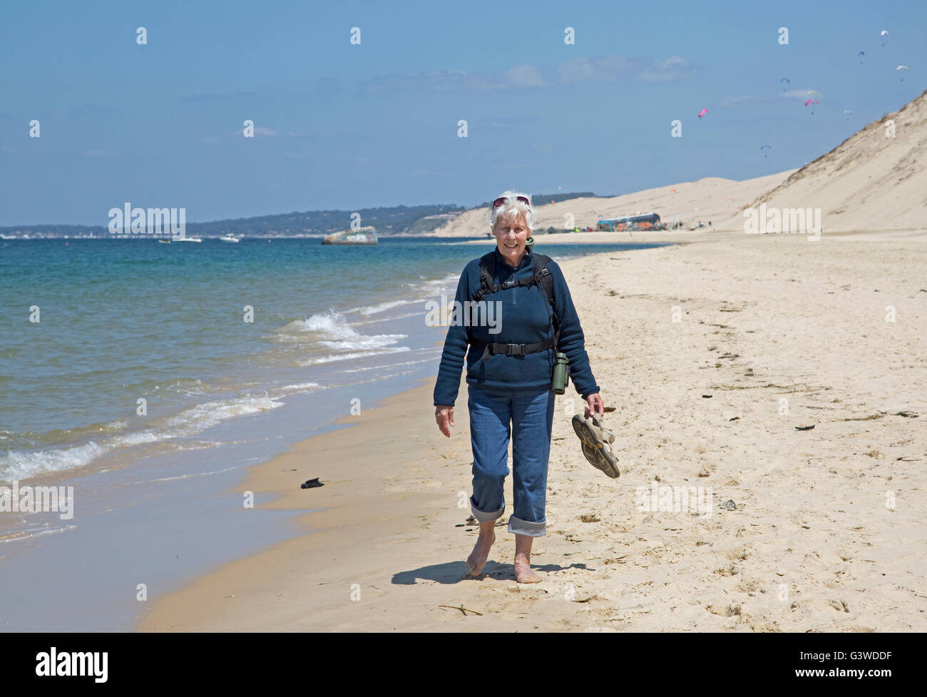 L femme marche sur Dune du Pyla plage Sud de France Banque D'Images
