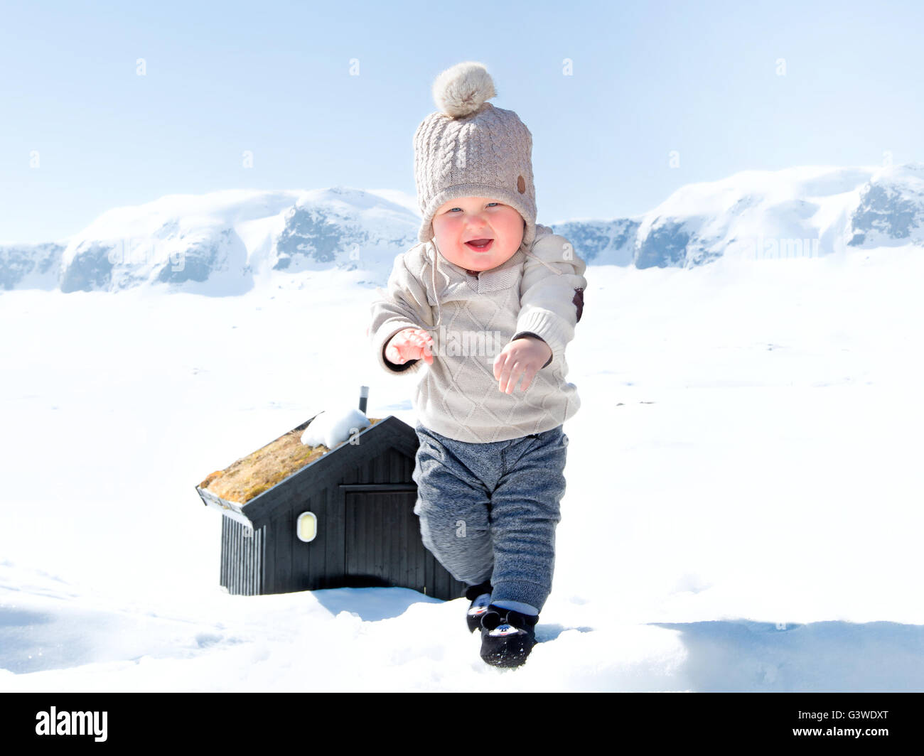 Bébé garçon dans la neige Banque D'Images