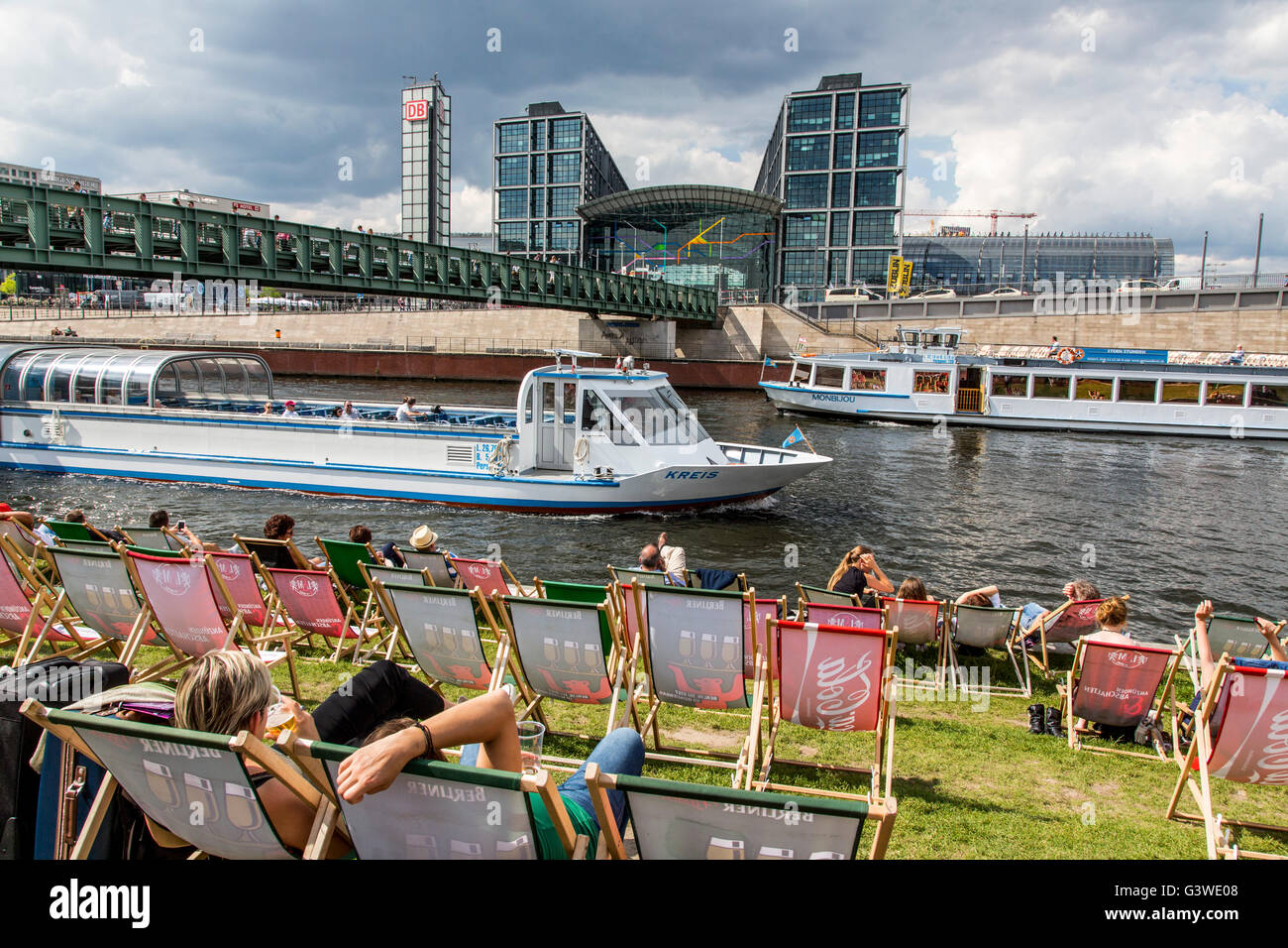 Les bateaux de croisière, voyage touristique, sur la rivière Spree, Berlin, Allemagne, du quartier du gouvernement, la capitale Beach beer garden, Banque D'Images