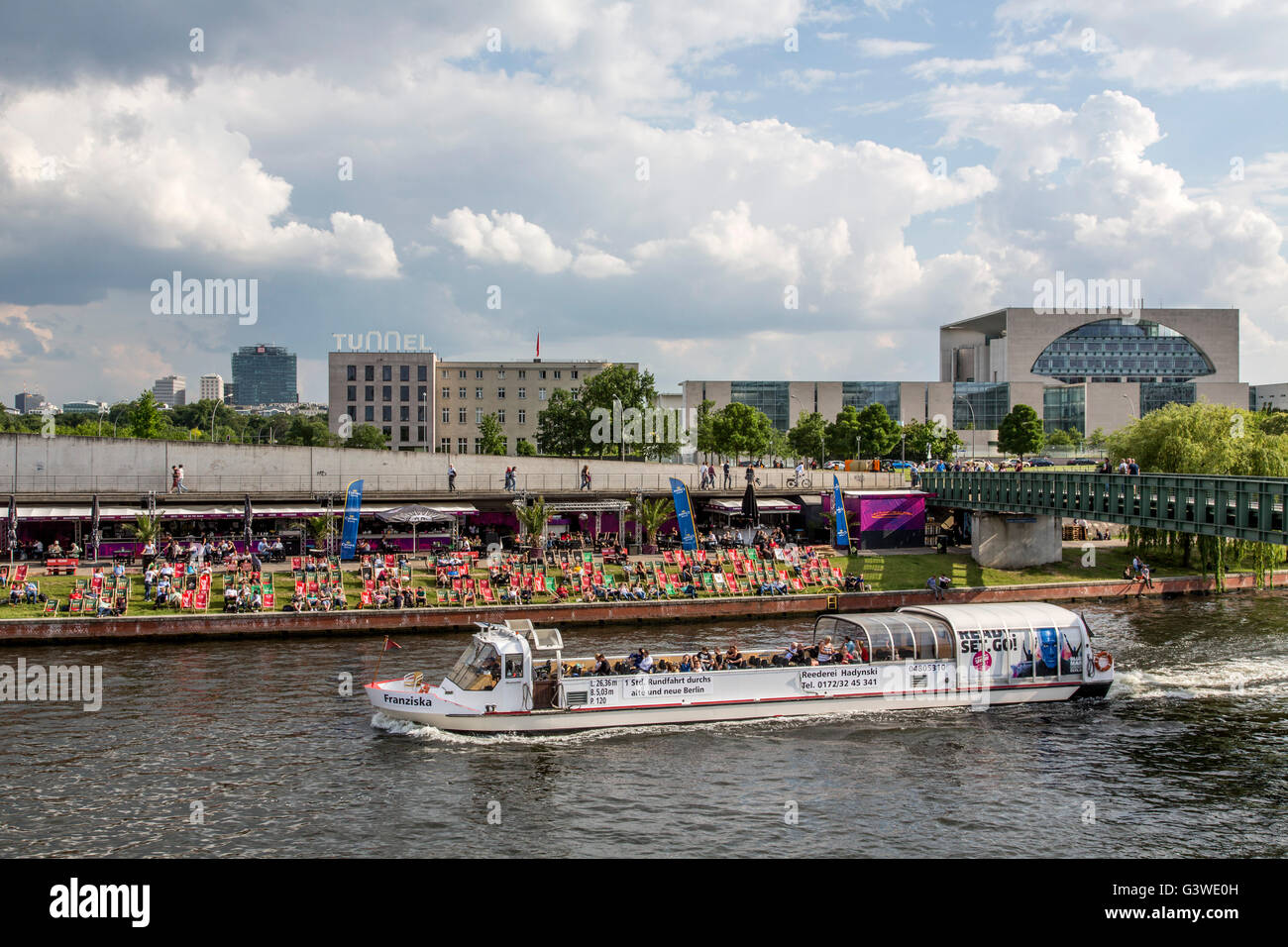 Les bateaux de croisière, voyage touristique, sur la rivière Spree, Berlin, Allemagne, du quartier du gouvernement, la capitale Beach beer garden, Banque D'Images