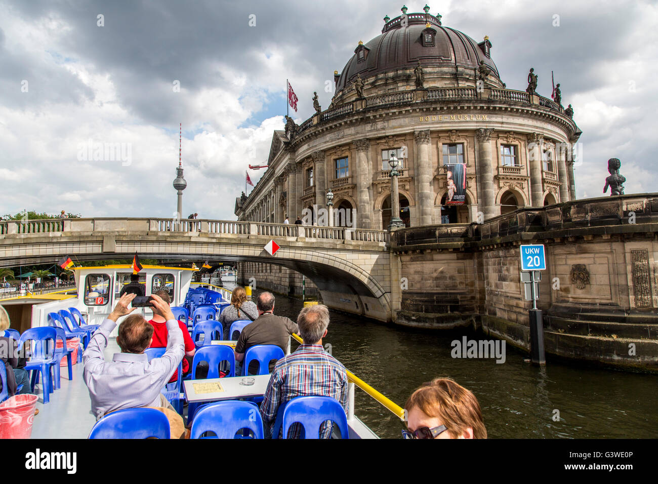 Les bateaux de croisière, voyage touristique, sur la rivière Spree, Berlin, Allemagne, l'île des Musées, Musée Bode, Banque D'Images