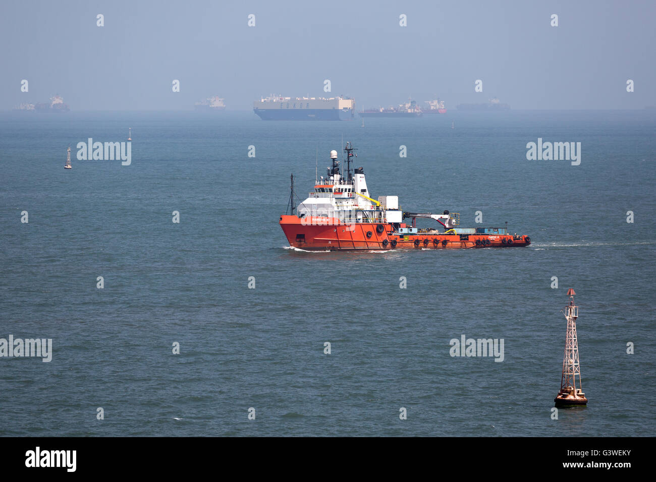 Soutien à l'industrie pétrolière cap du bateau pour Port Said passant d'autres navires en attente pour le passage du canal de Suez en Égypte. Banque D'Images