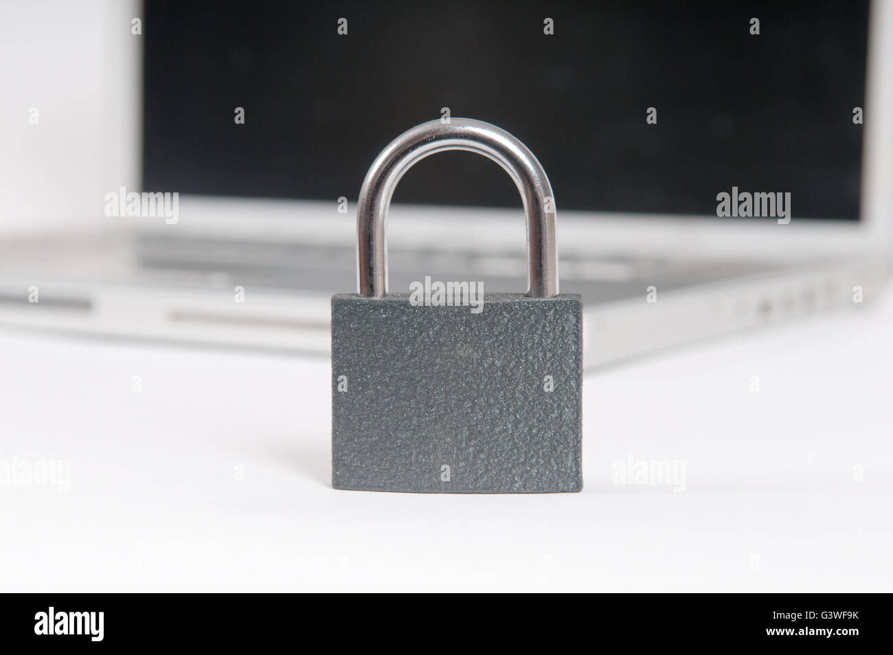 Concept de sécurité Internet avec un ordinateur portable protégé contre la cybercriminalité et le piratage en ligne Banque D'Images