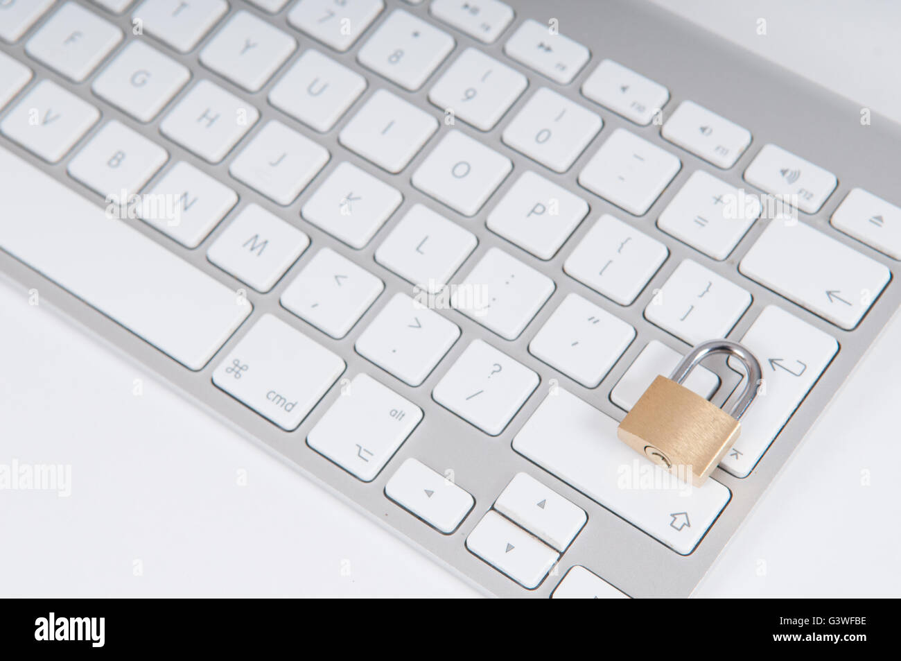 Concept de sécurité Internet avec un ordinateur portable protégé contre la cybercriminalité et le piratage en ligne Banque D'Images
