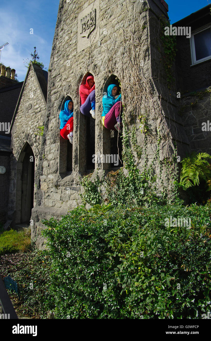 Corps dans les espaces urbains, Bangor, pays de Galles du Nord, Royaume-Uni. Banque D'Images