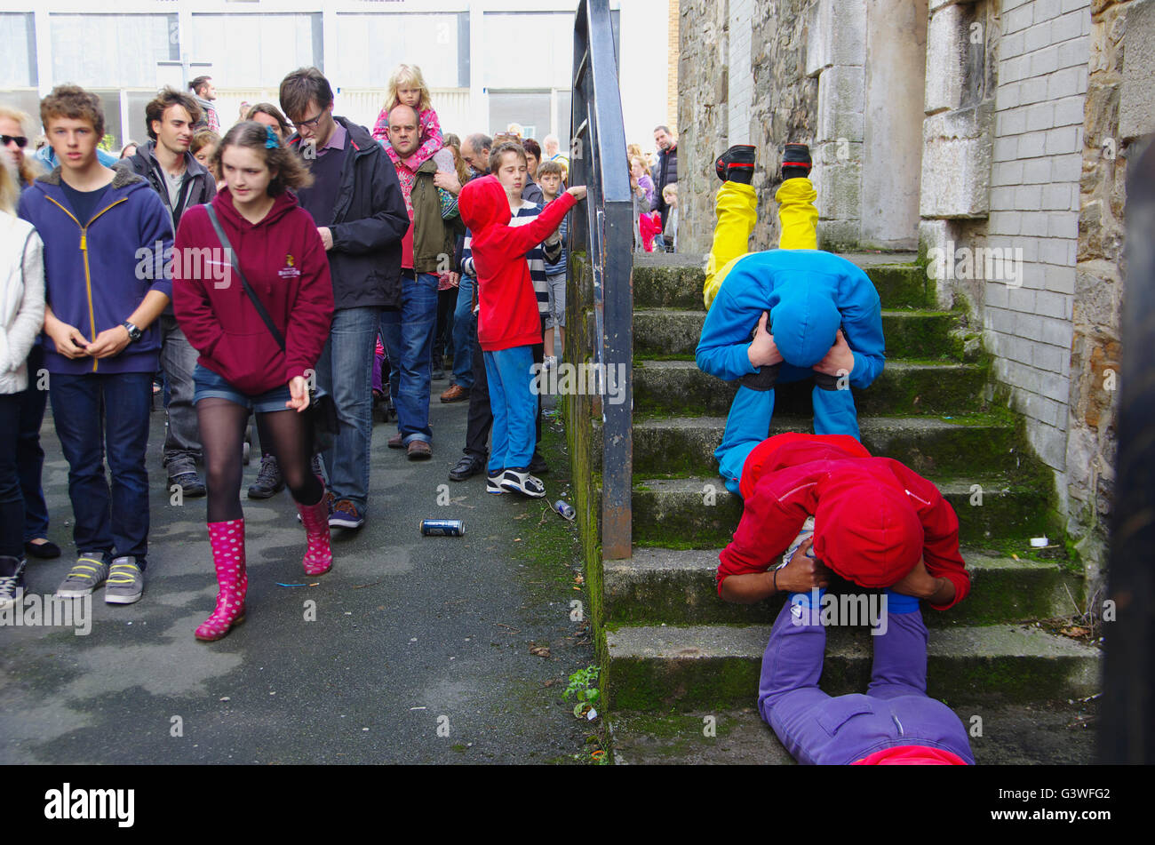 Corps dans les espaces urbains, Bangor, pays de Galles du Nord, Royaume-Uni. Banque D'Images