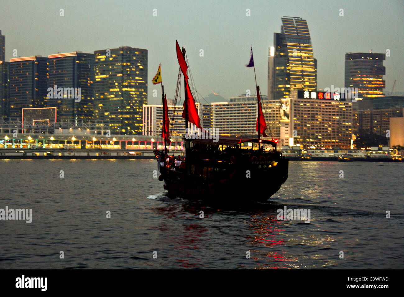 Le célèbre bateau à bateau et un restaurant sur l'eau à Hong Kong. 'Scarlet Sails - Aqua Luna' Banque D'Images