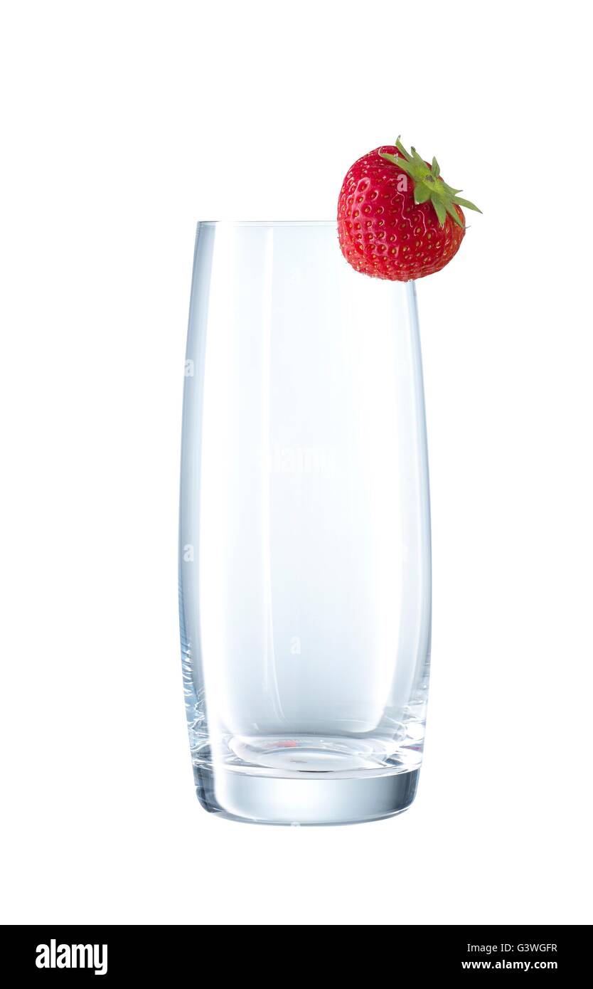Verre vide avec strawberry with clipping path. Banque D'Images Verre vide avec strawberry with clipping path. Banque D'Images