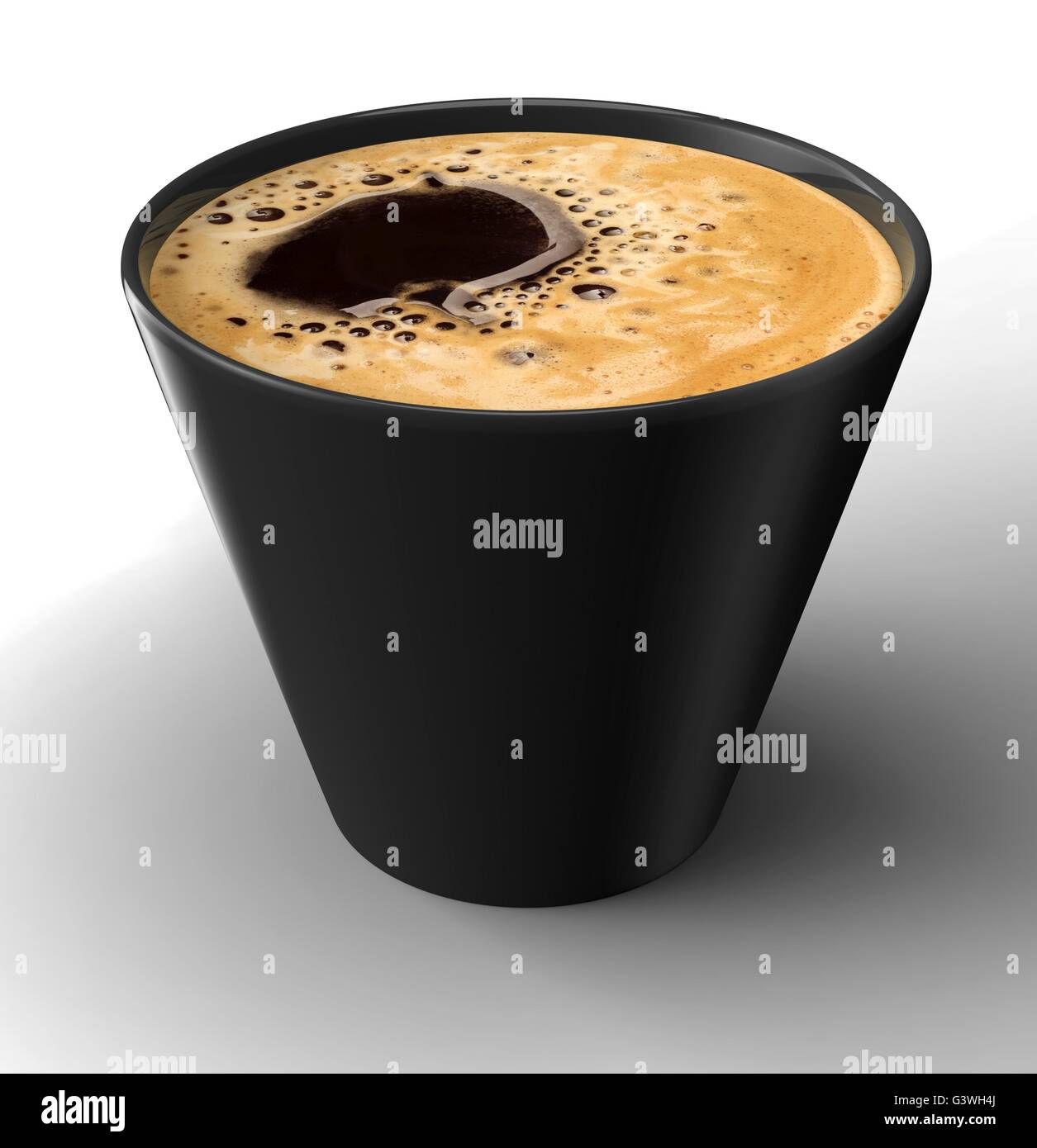 Belle tasse de café avec du café frais isolé Banque D'Images