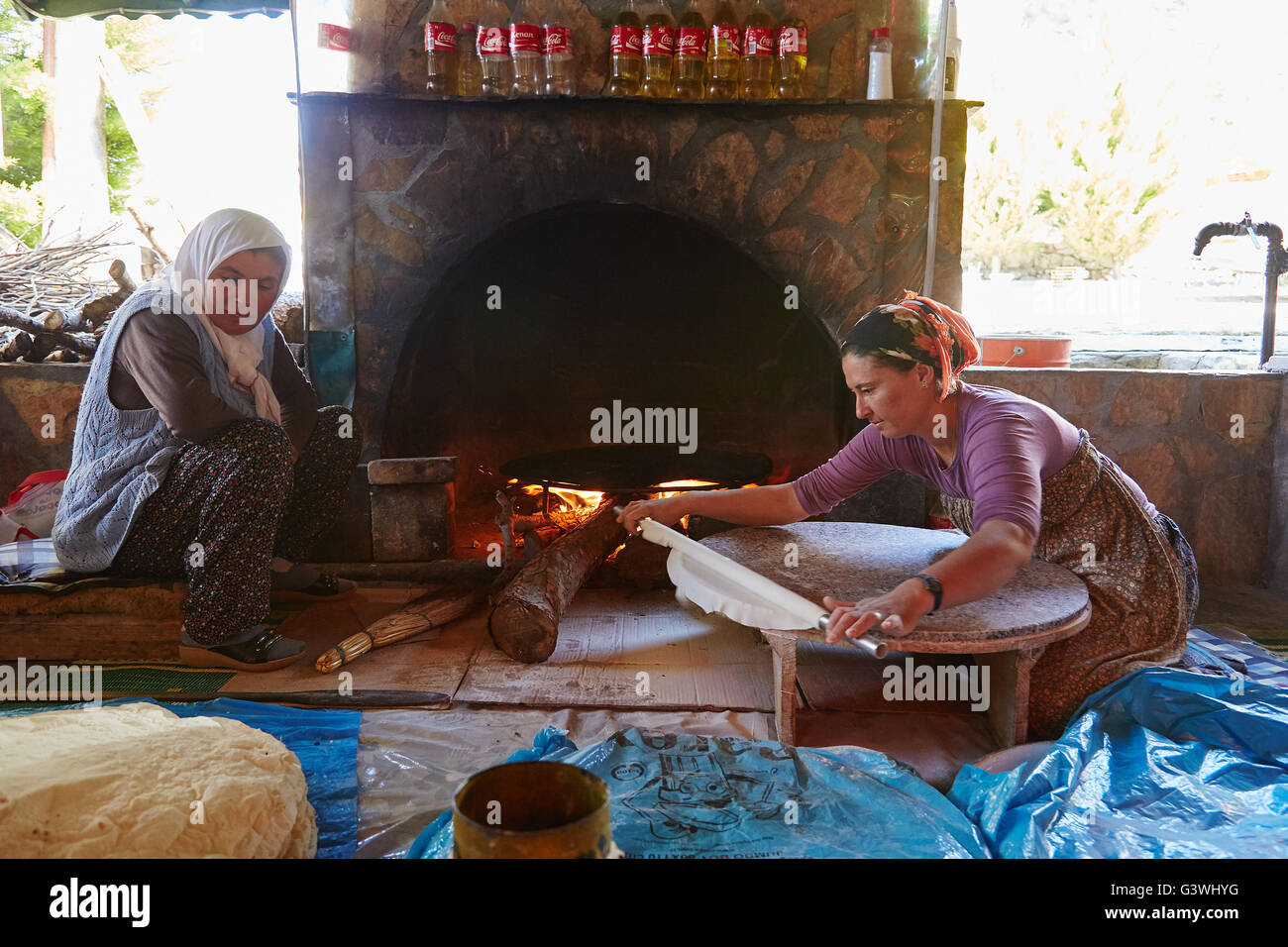 Une femme turque faire des crêpes pour les touristes dans un four traditionnel. Banque D'Images
