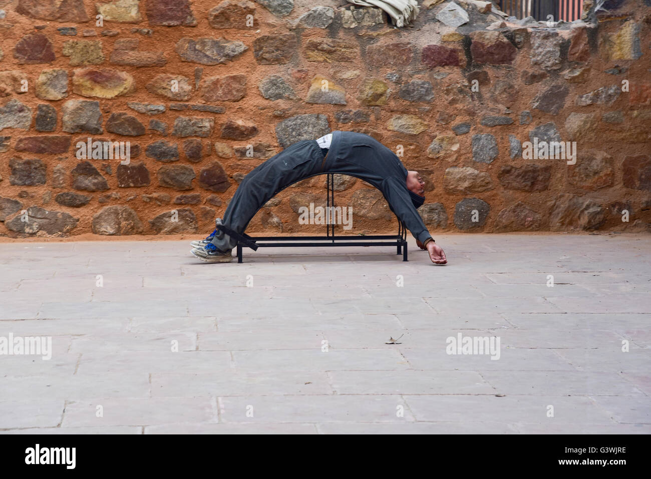 Un homme faisant exercice tôt le matin dans le parc à Quli Khan'stombe à New Delhi, Inde Banque D'Images