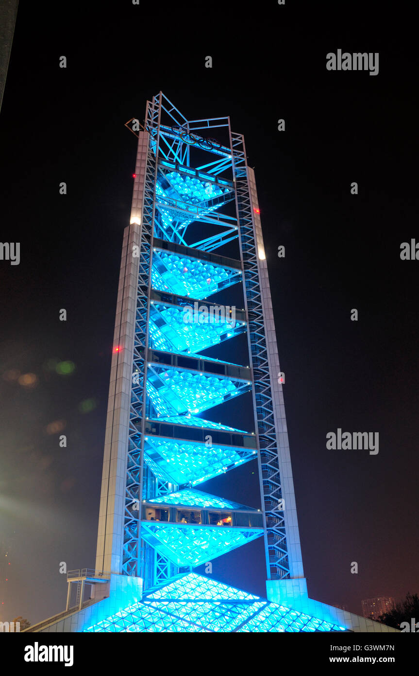 La broadcasting tower ou tour China dans le parc olympique de Beijing éclairé la nuit bleu dans Beijing. Banque D'Images